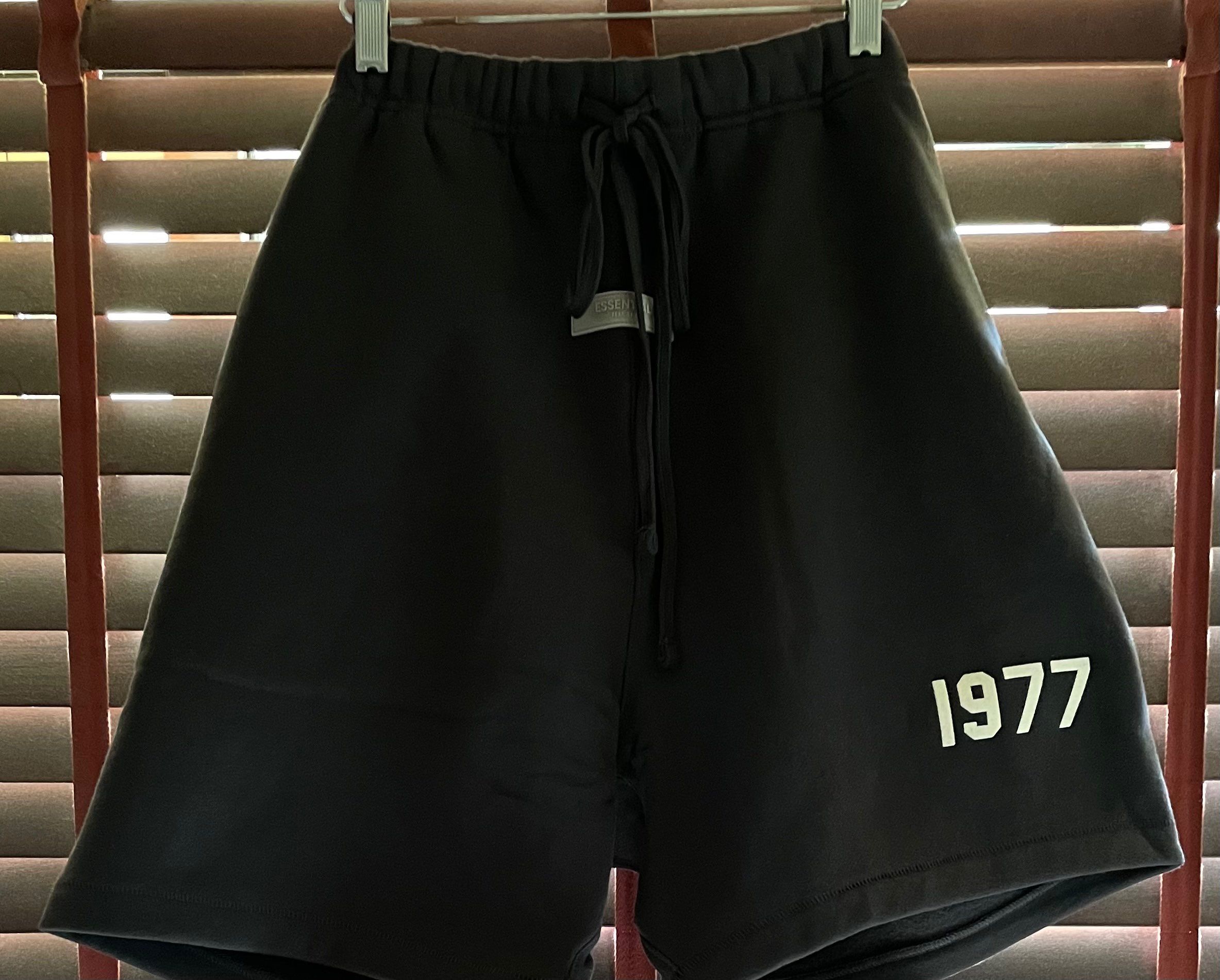FEAR OF GOD ESSENTIALS 1977 SHORTS "Iron"