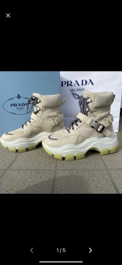 ハイカットレースアップスニーカー