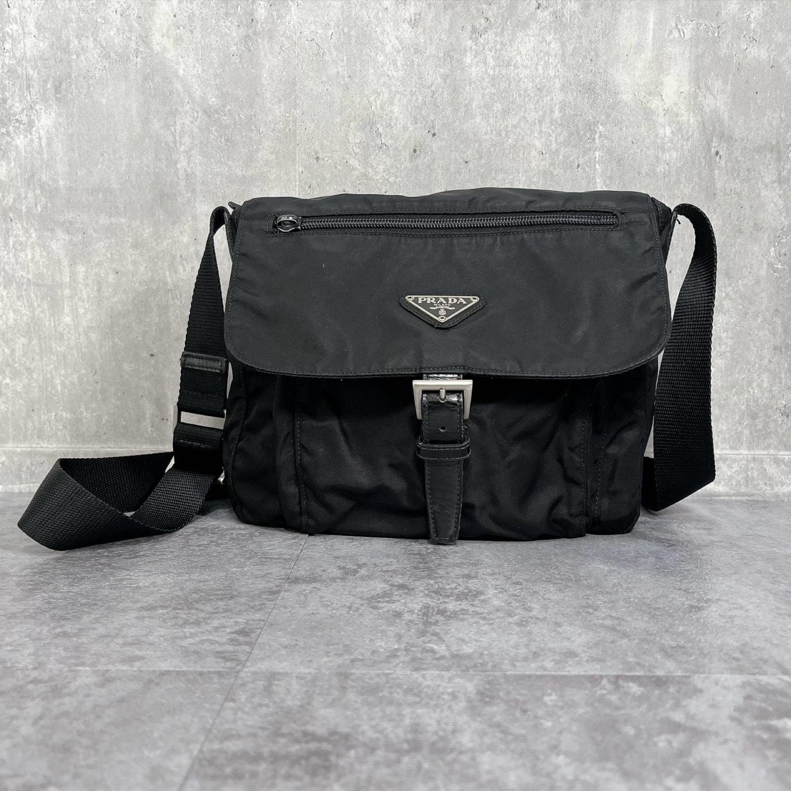 【PRADA】プラダ ショルダーバッグ 三角ロゴ トライアングル ロゴプレート フラップ バックル ファスナー クロスボディ 斜め掛け ブラック