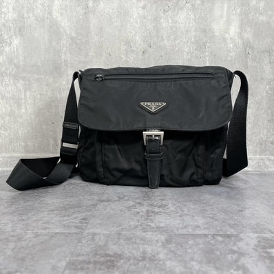 【PRADA】プラダ ショルダーバッグ 三角ロゴ トライアングル ロゴプレート フラップ バックル ファスナー クロスボディ 斜め掛け ブラック