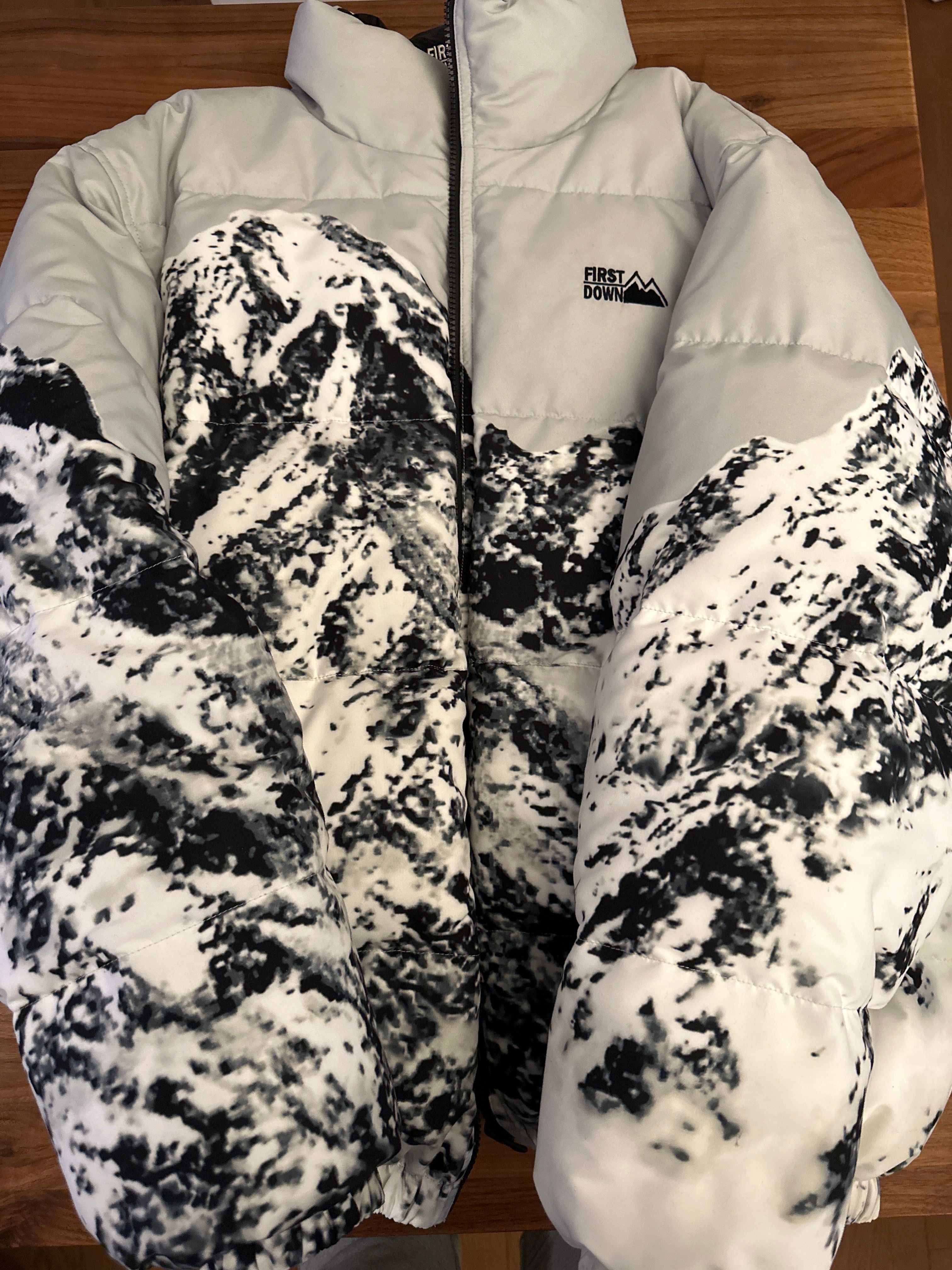 FIRST DOWN MOUNTAIN PRINT REVERSIBLE DOWN JACKET "White"