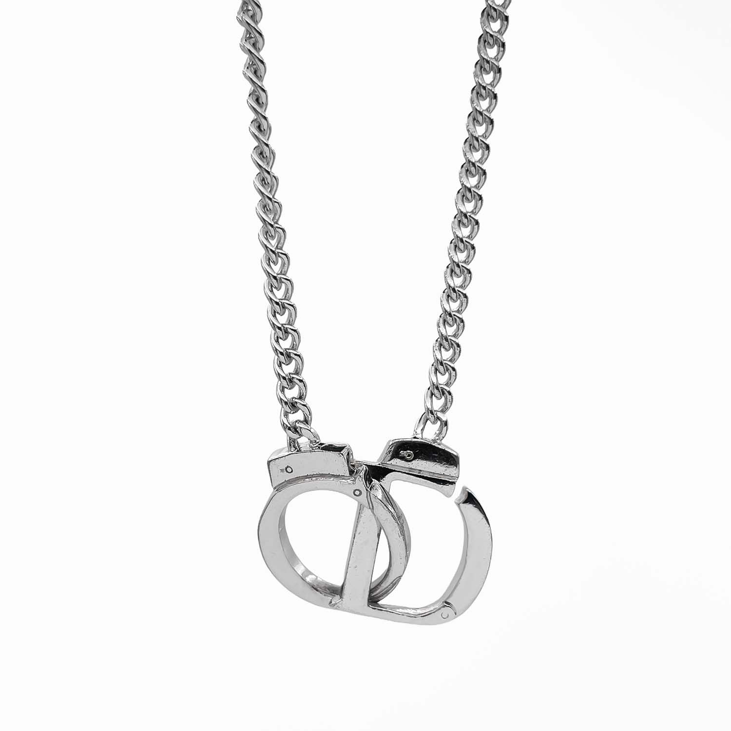 Dior ディオール ネックレス
ペンダント 手錠 handcuffs CDロゴ メタル シルバー レディース
【中古】