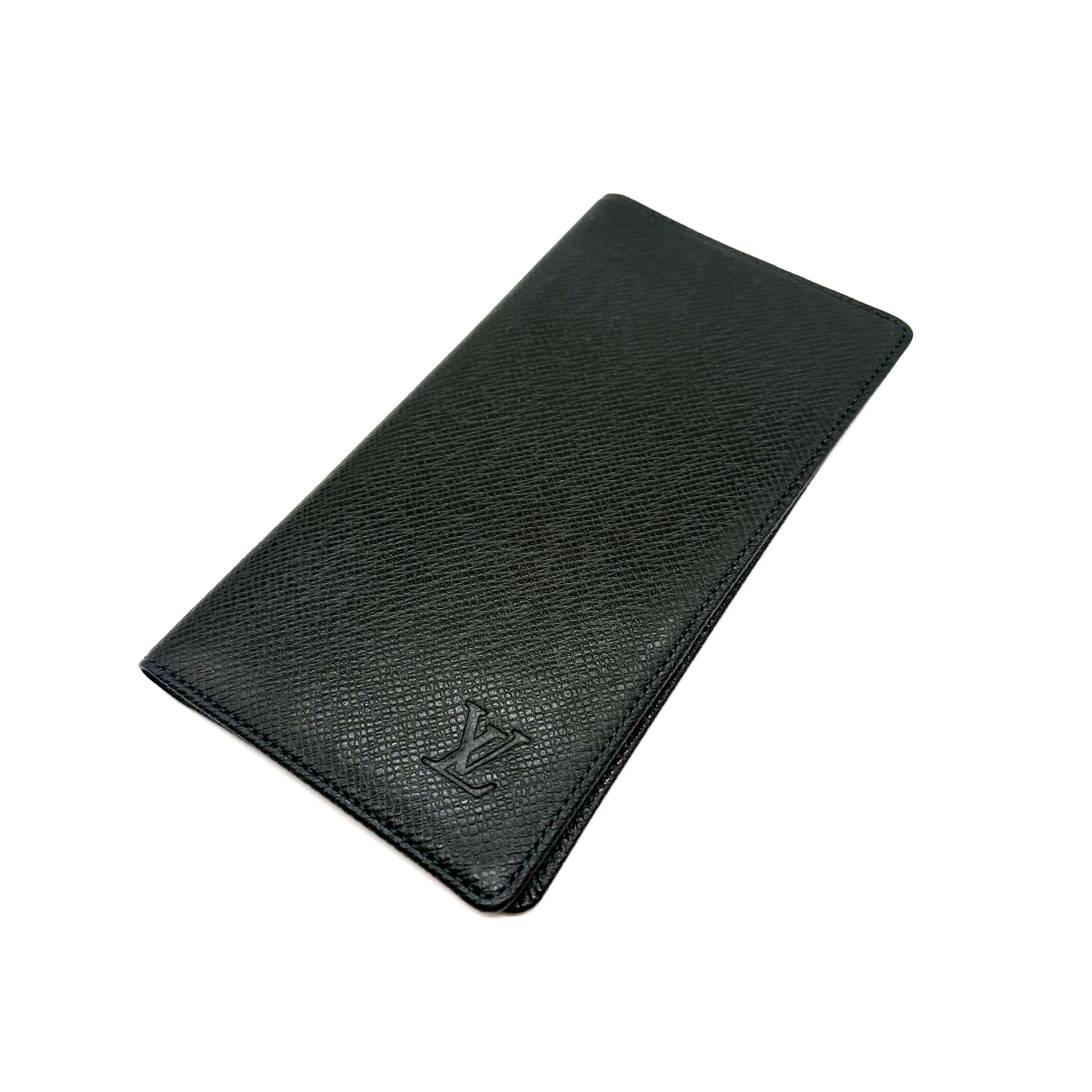 Louis Vuitton Taiga Porte Valeur Cartescredit ”Aldwards”