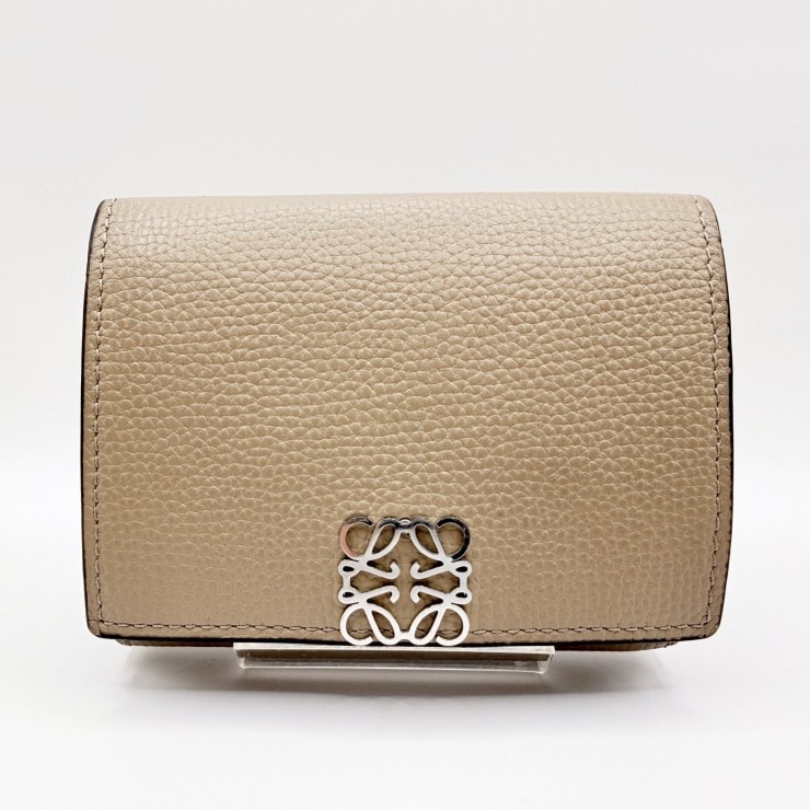 LOEWE(ロエベ)アナグラム トライフォールド ウォレット 三つ折り財布 ペブルグレインカーフ ベージュ系 シルバートーン金具 レディース
