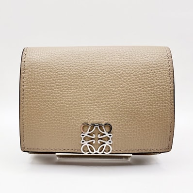 LOEWE(ロエベ)アナグラム トライフォールド ウォレット 三つ折り財布 ペブルグレインカーフ ベージュ系 シルバートーン金具 レディース