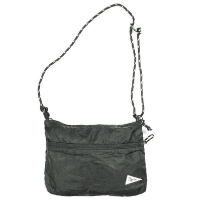 Pilgrim Surf+Supply ピルグリム サーフ+サプライ Sacoche ペナントロゴ ナイロンリップストップ サコッシュ BLACK BEAMS百名品 ミニショルダーバッグ カバン g25557