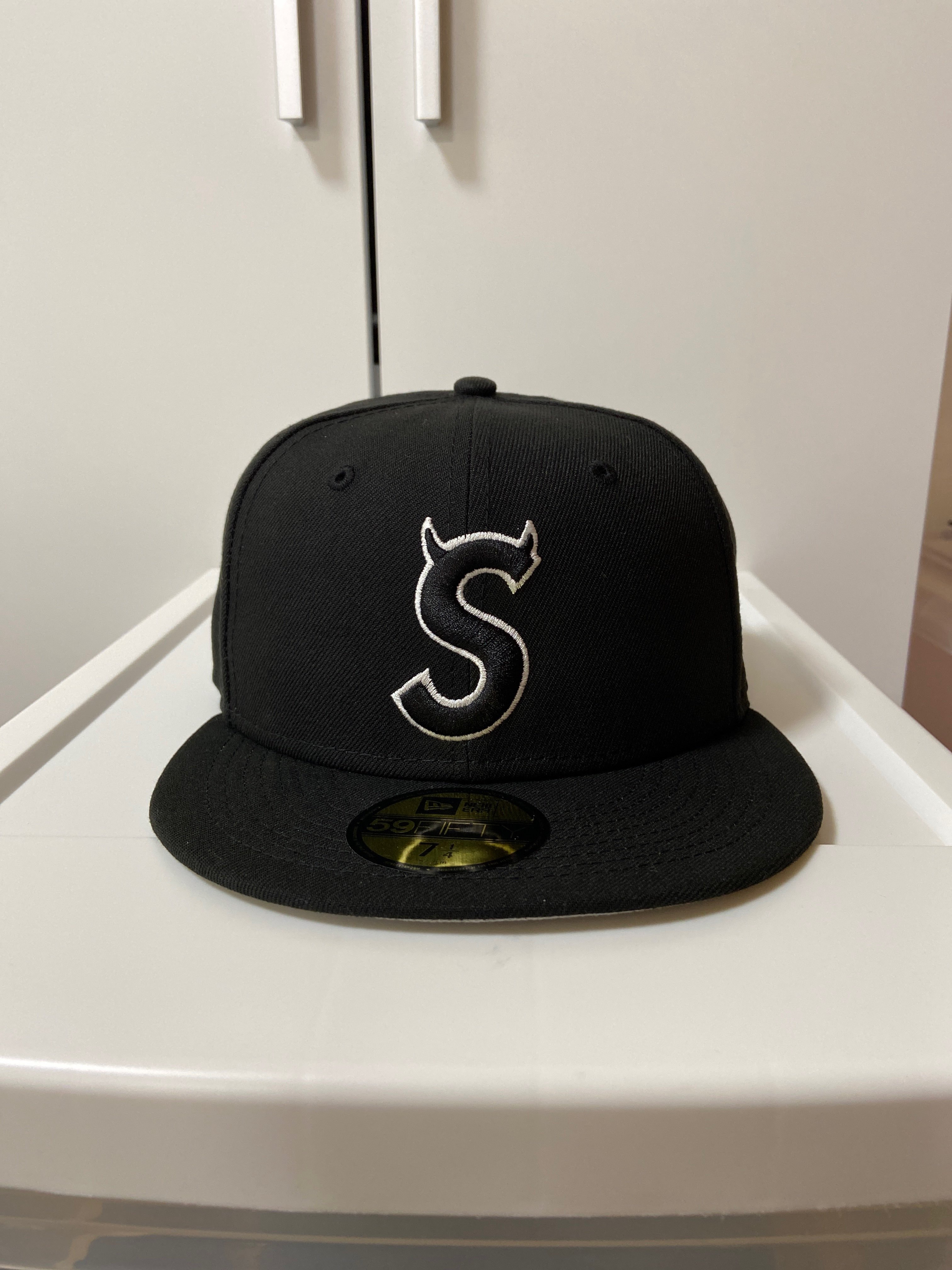 Supreme S Logo New Era "Black" (22FW)