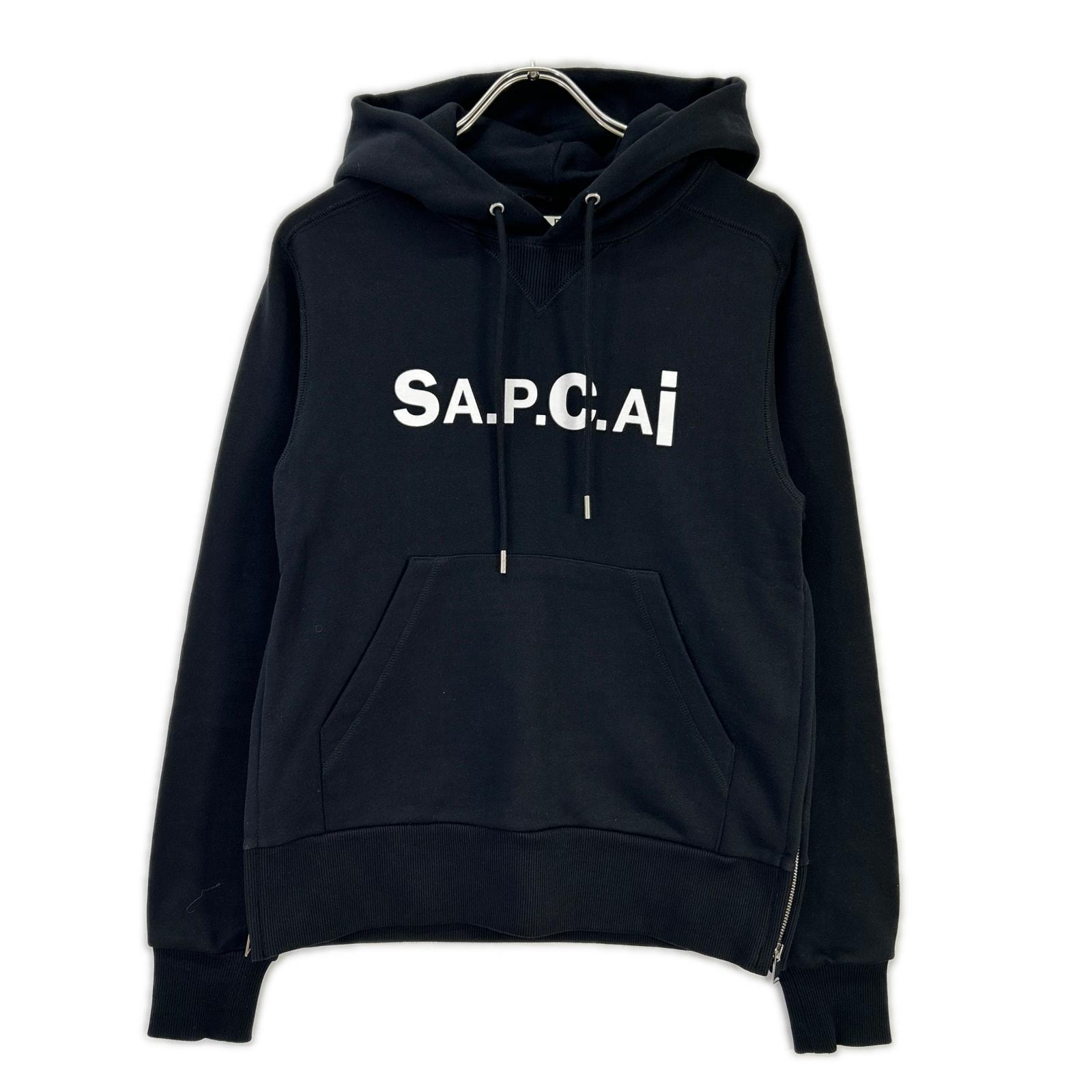 アーペーセー 【×sacai】21E2-COEON-M27655 ブラック フロントプリント フーディ XXS