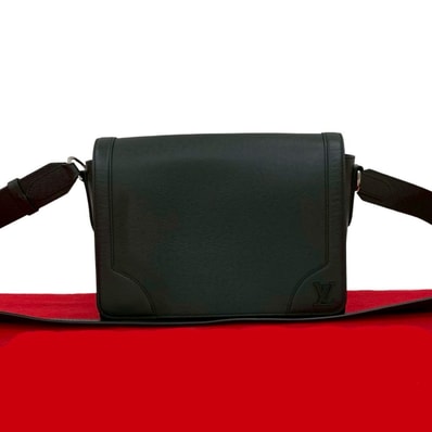 LOUIS VUITTON ルイヴィトン ニューフラップ メッセンジャー タイガ レザー ショルダーバッグ ブラック
96613