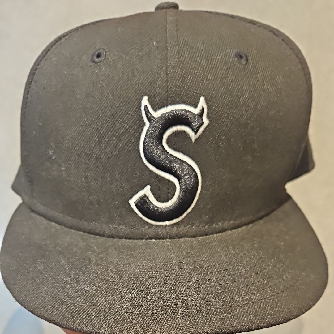 Supreme S Logo New Era "Black" (22FW)