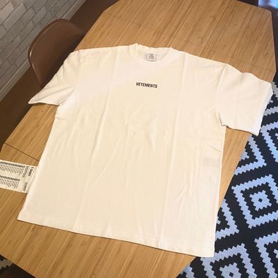 VETEMENTS ロゴTシャツ