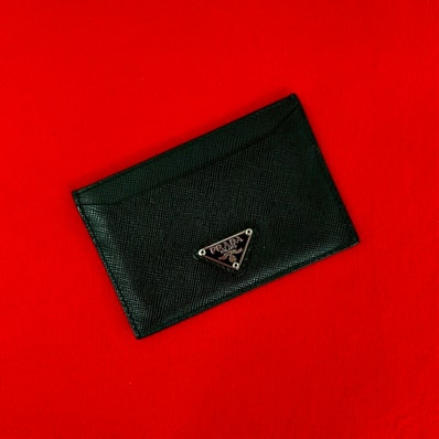 PRADA プラダ 三角ロゴ 金具 レザー カードケース ブラック
58028
