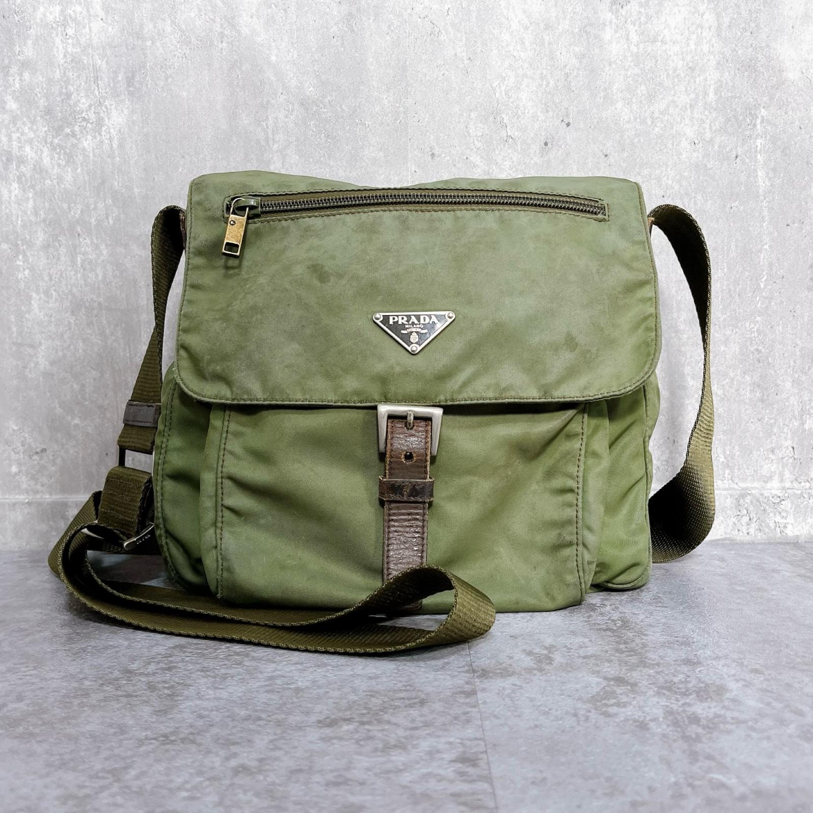 【PRADA】プラダ トライアングル 三角ロゴ フラップ ショルダーバッグ バックル ベルト メッセンジャー カーキ 斜め掛け レディース 肩掛け