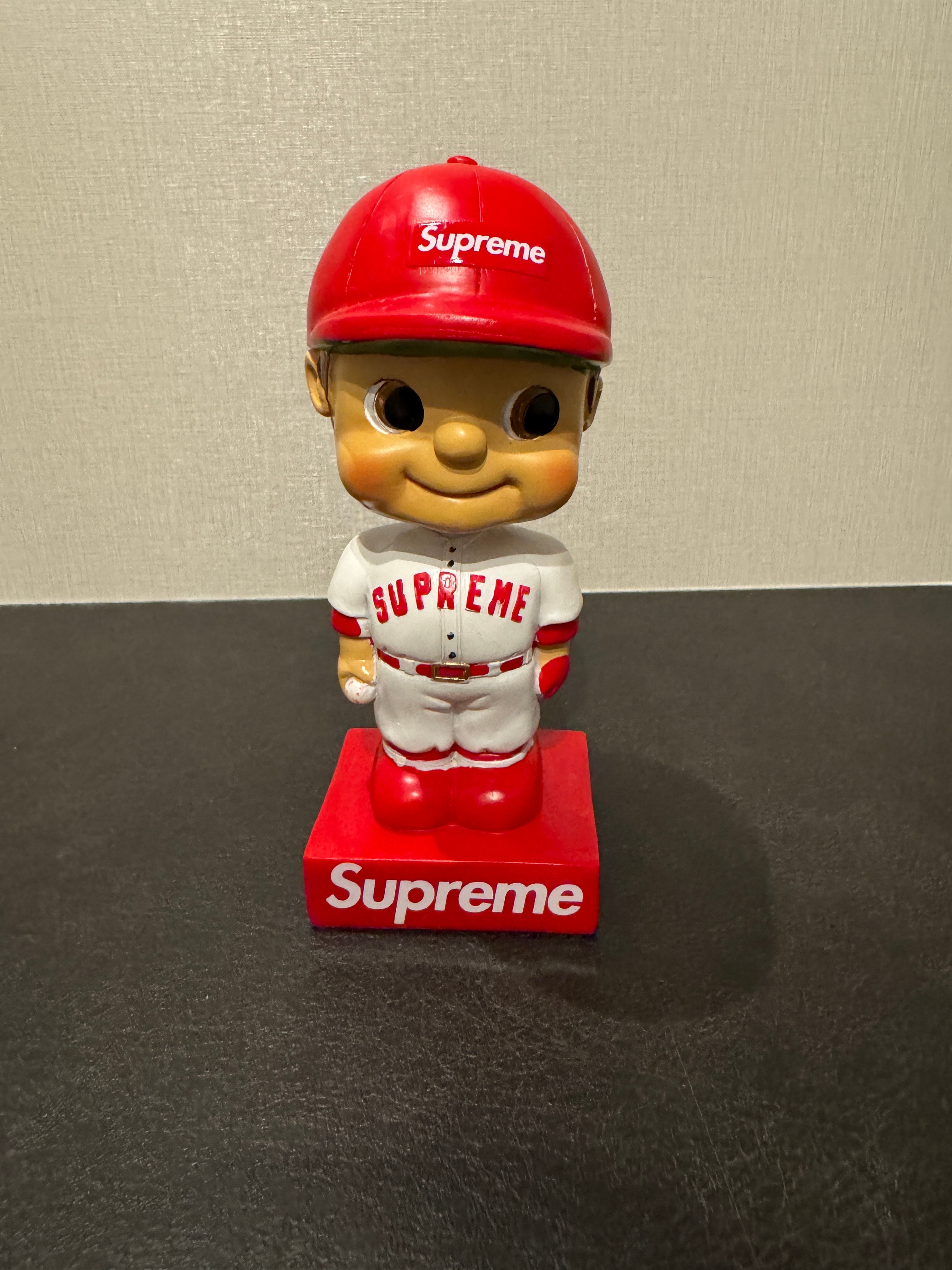 スポーツ Supreme Bobblehead Red Supreme Bobblehead 