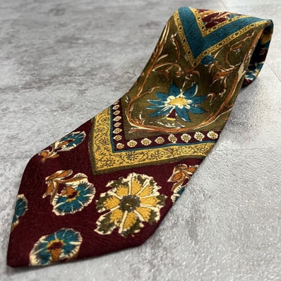 【VERSACE】ヴェルサーチ ネクタイ 花柄 フラワー 草花 葉 リーフ 唐草 装飾柄 額縁 パネル 総柄 小紋 ボルドー カーキ クラシック 紋様