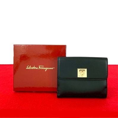 Salvatore Ferragamo サルヴァトーレフェラガモ ガンチーニ ロゴ 金具 レザー 二つ折り財布 ブラック
28141
