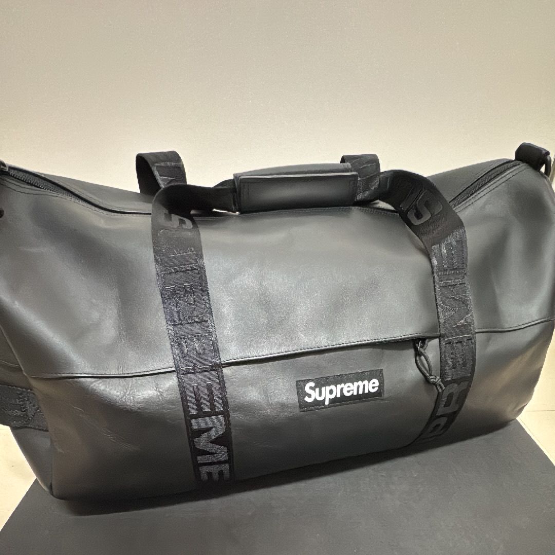 未使用タグ付Supreme ボストンバッグ ブラック レザーダッフルバック　黒 中古・古着通販】SUPREME (シュプリーム) Leather Large Duffle Bag