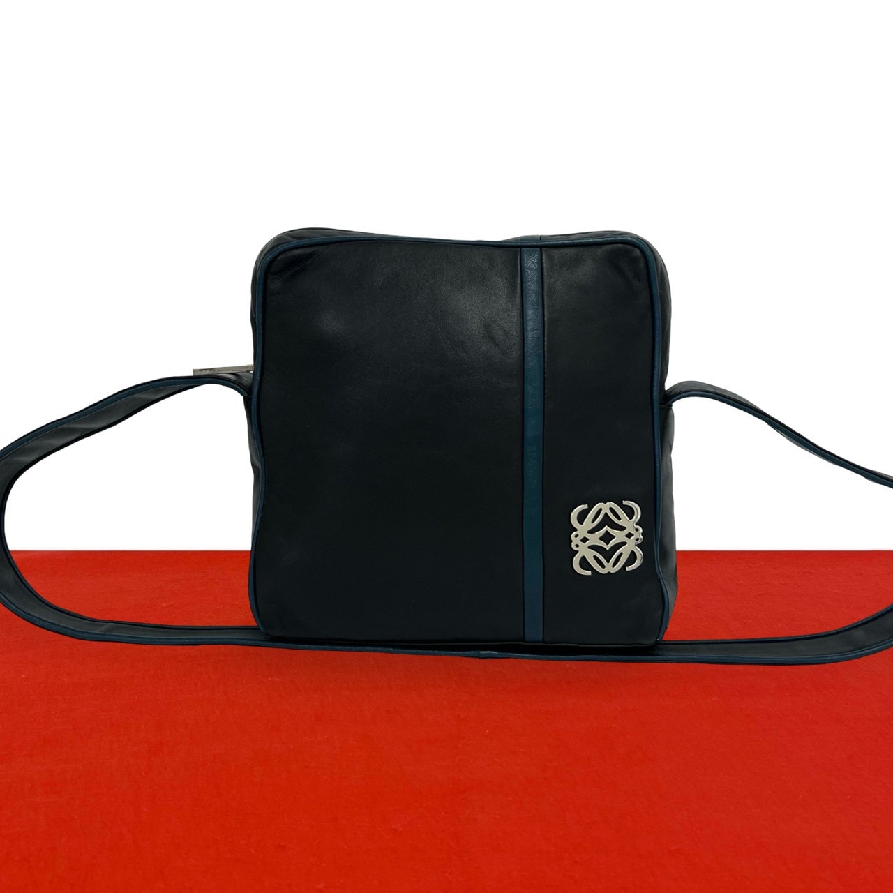 LOEWE ロエベ アナグラム ロゴ 金具 レザー ショルダーバッグ ブラック
34968