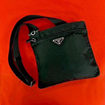 PRADA プラダ 三角ロゴ 金具 ナイロン ショルダーバッグ ブラック
27927