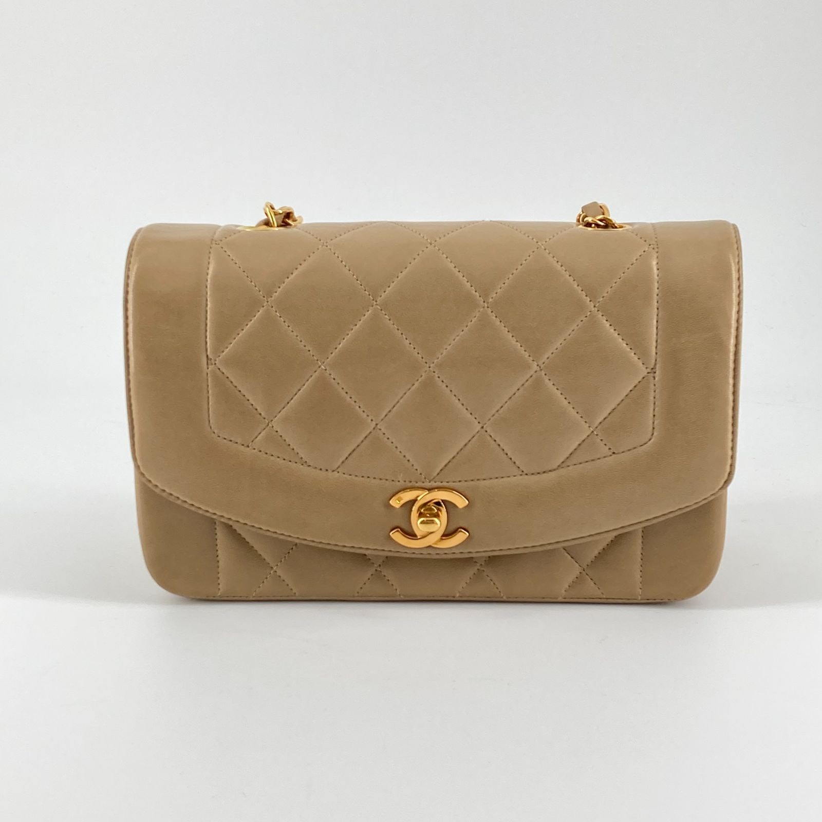 CHANEL(シャネル)ダイアナ22 マトラッセ チェーン ショルダー バッグ 3番台 ベージュ