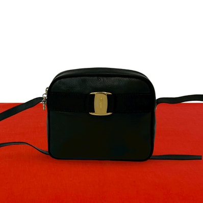 Salvatore Ferragamo サルヴァトーレフェラガモ ヴァラリボン 金具 レザー ショルダーバッグ ブラック
43114