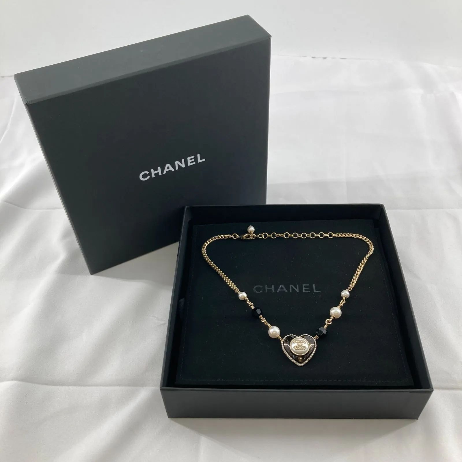 CHANEL (샤넬) 로고 인조 진주 하트 목걸이 골드 x 블랙