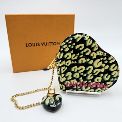 LOUIS VUITTON(ルイ・ヴィトン)ポルトモネ クール ハート型コインケース レオパード マルチカラー パテントレザー ゴールドトーン金具 チェーン付 レディース