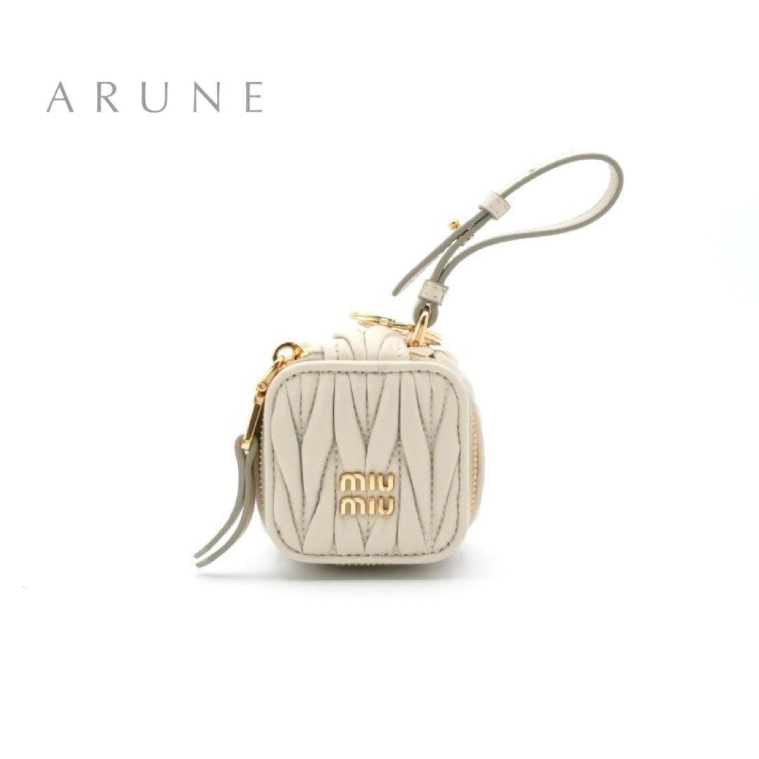 ミュウミュウ MIUMIU チャーム ベージュ ゴールド ロゴ マテラッセ キーリング キーホルダー ミニポーチ