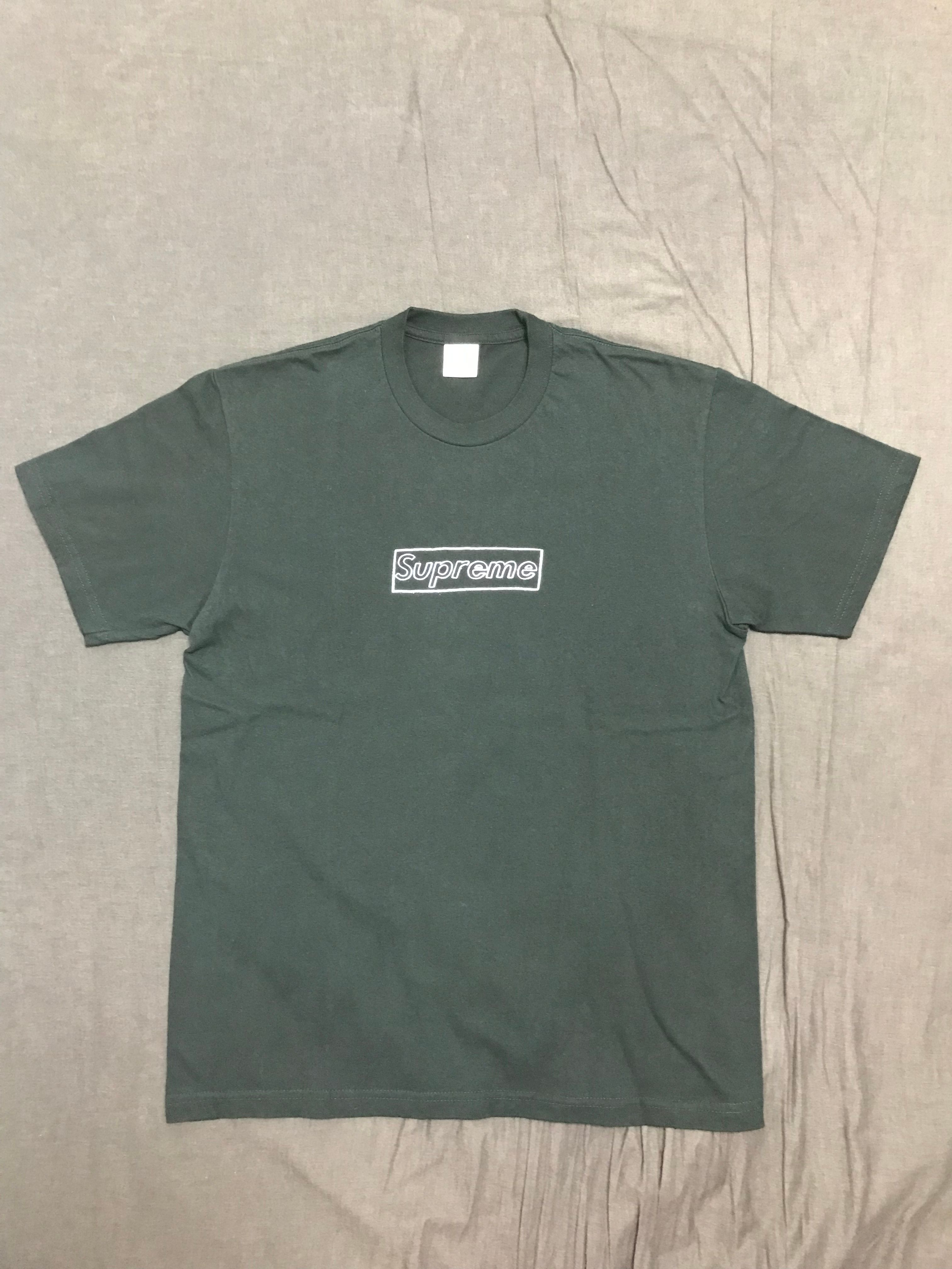 シュプリーム カウズ チョーク ロゴ Tシャツ "ブラック"