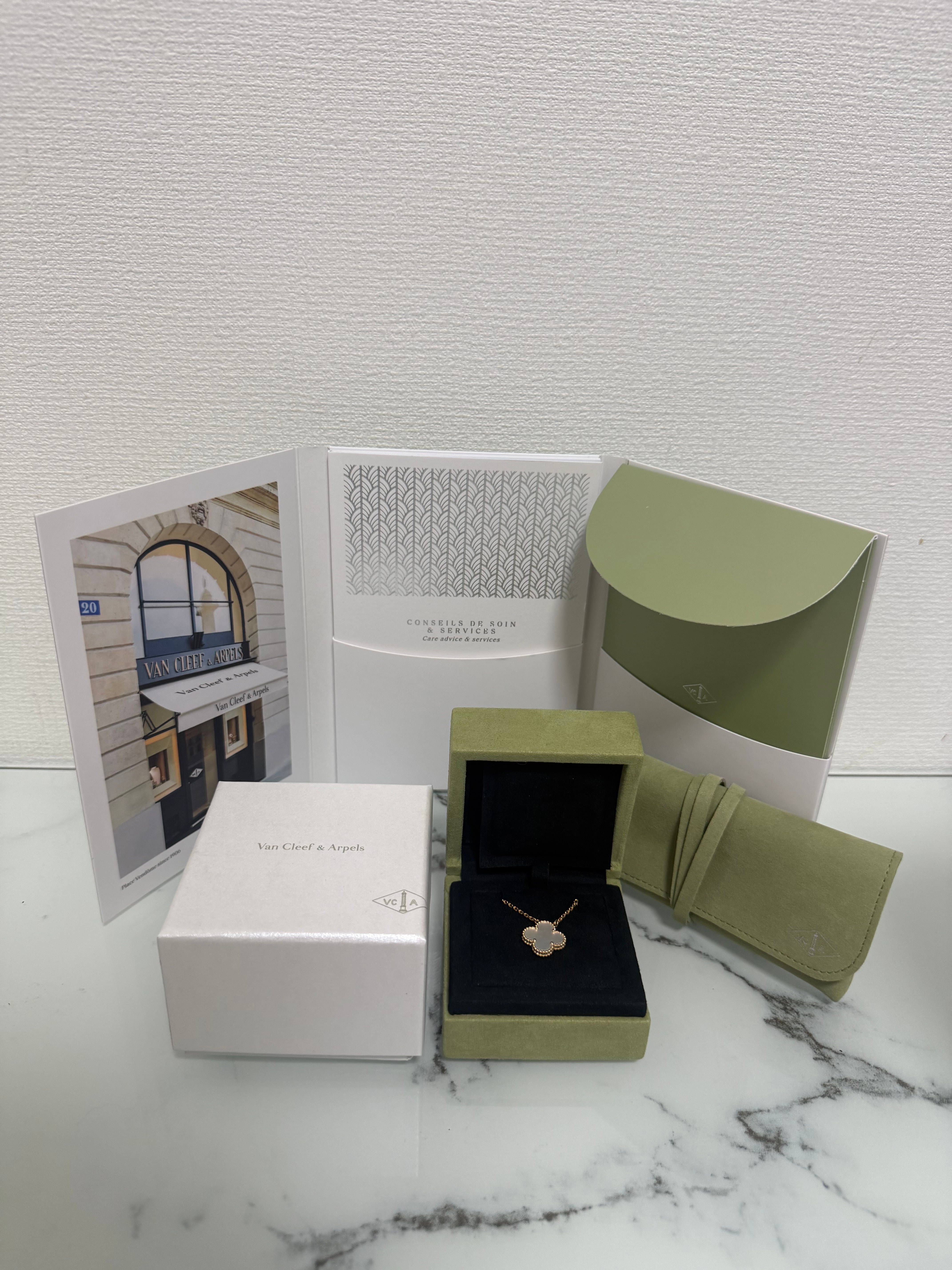 Van Cleef & Arpels アルハンブラ マザーオブパール YG