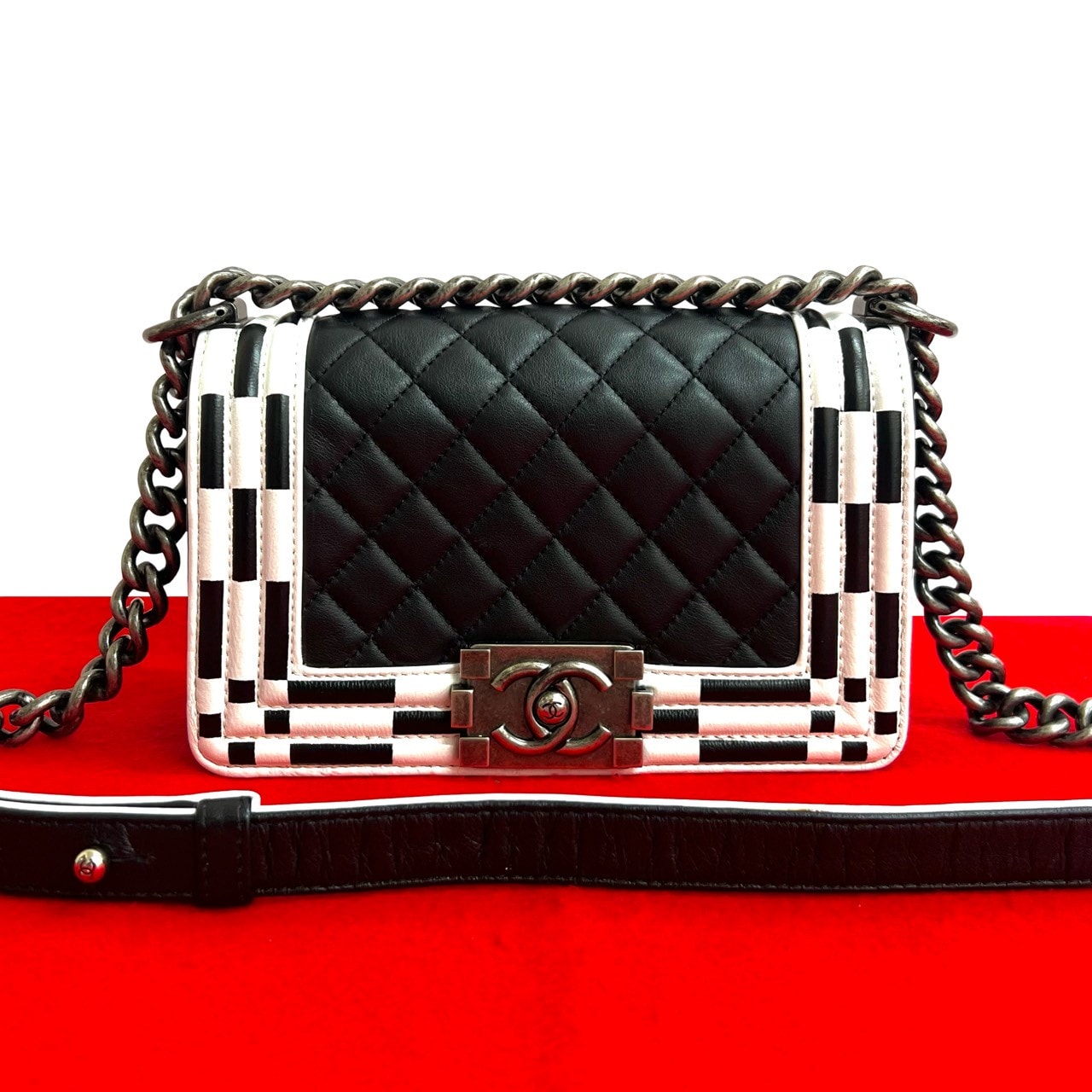 CHANEL シャネル ボーイシャネル ココマーク ラムスキン ショルダーバッグ ブラック
94975