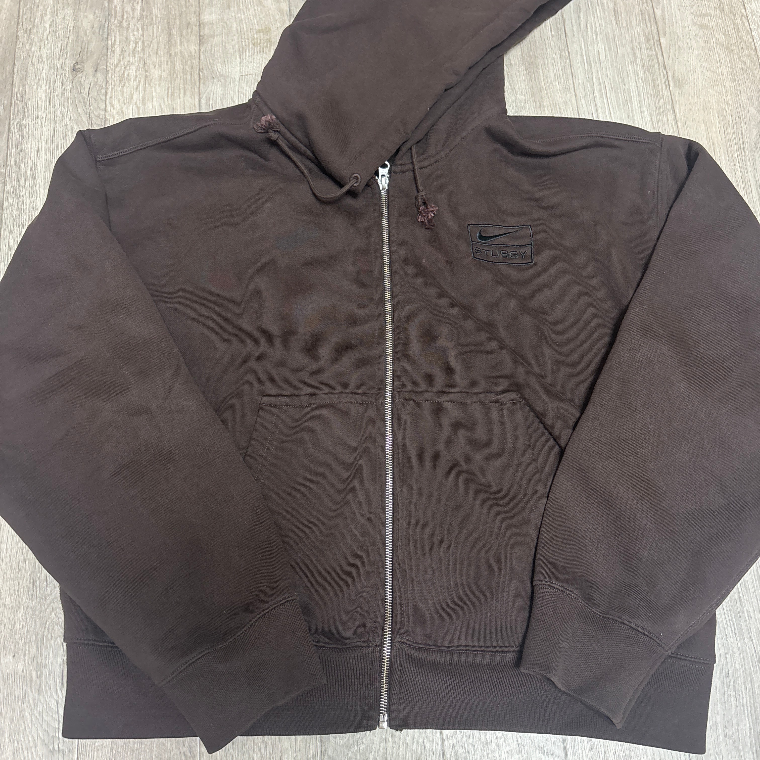 ステューシー x ナイキ ストーンウォッシュド フリース ジップアップ フーディー "ダークシンダー" (US サイズ) FJ9175-261