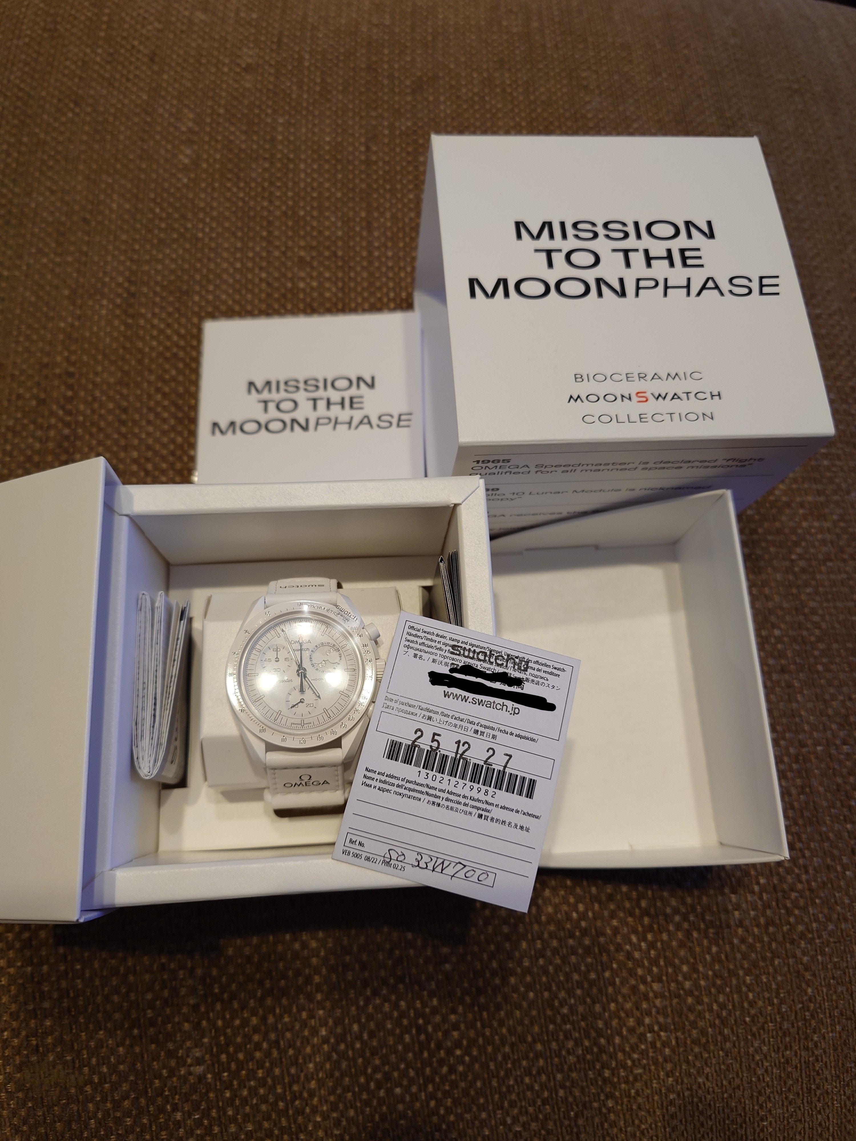 スヌーピー x オメガ x スウォッチ バイオセラミック ムーンスウォッチ ミッショントゥ ザ ムーンフェイズ "ホワイト" SO33W700