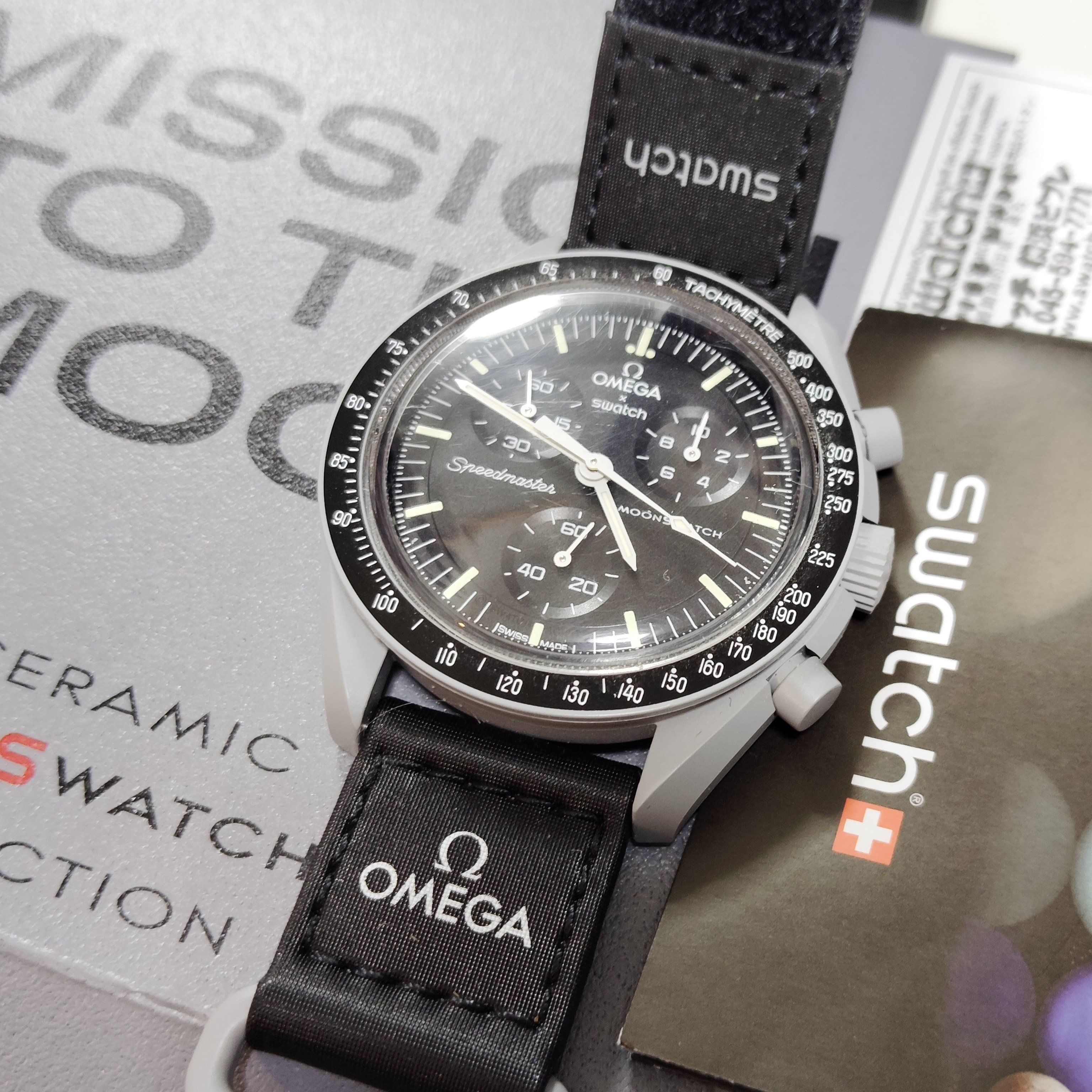 スウォッチ × オメガ ミッション トゥ ザ ムーン SO33M100