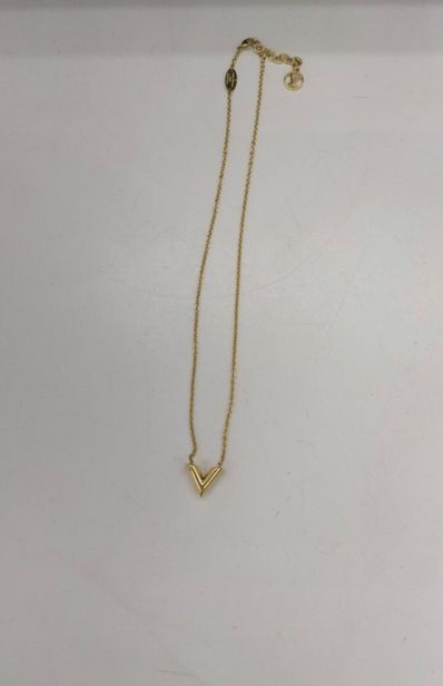 Louis Vuitton Essential V Necklace "Gold"