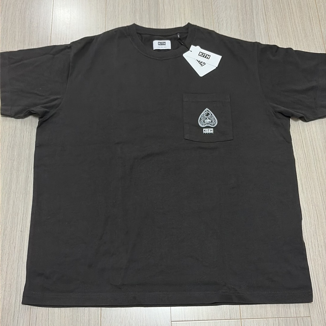 【新品】KITH NYC キス ニューヨークシティー Tシャツ チャコールブラック(Espresso) サイズ:M  KITH TREATS グラフィック ポケット Tシャツ (Psychic Pocket Tee)  トップス カットソー 半袖【メンズ】