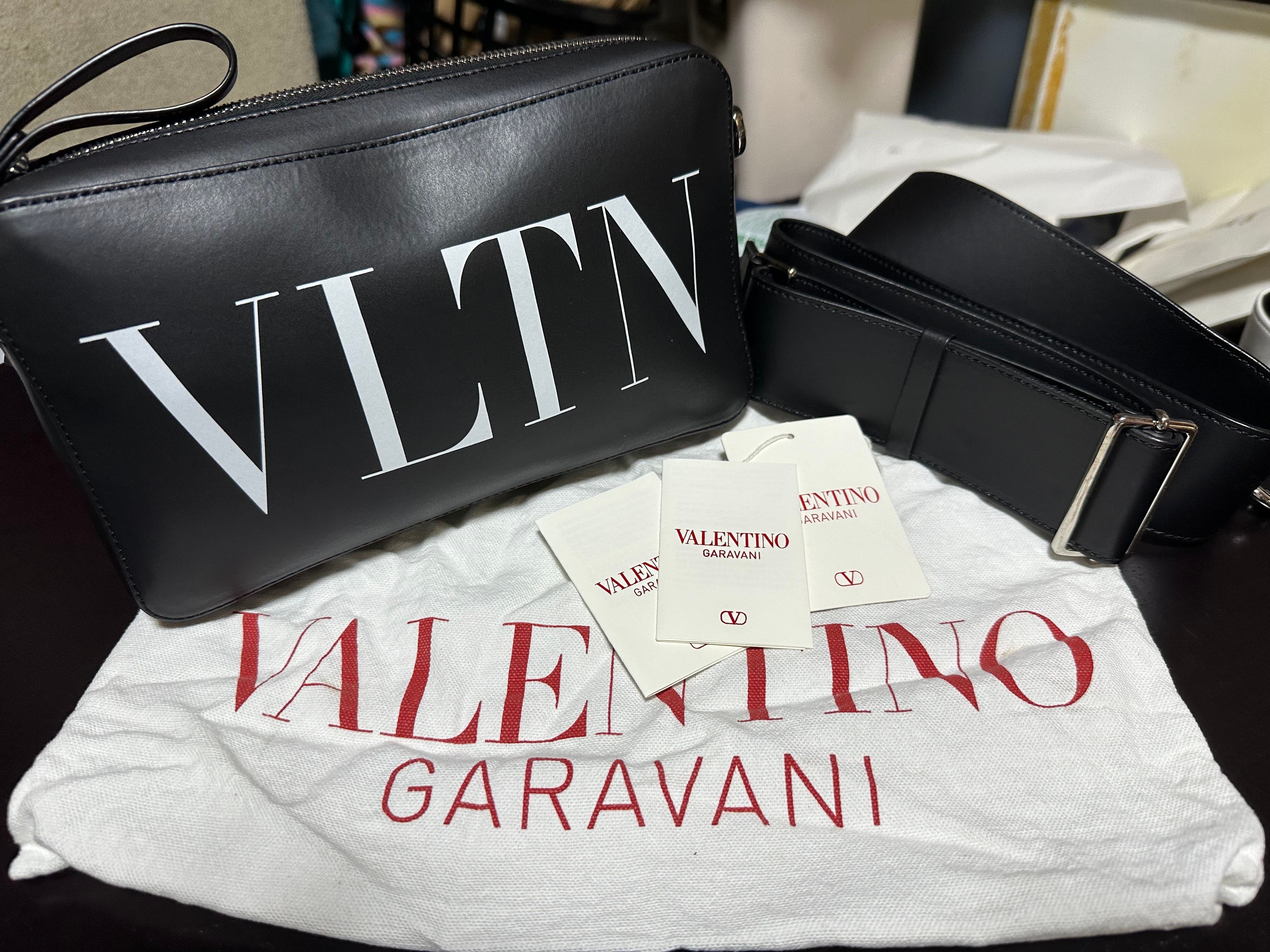 ヴァレンティノ VLTN レザー クロスボディバッグ "ブラック/ホワイト"
