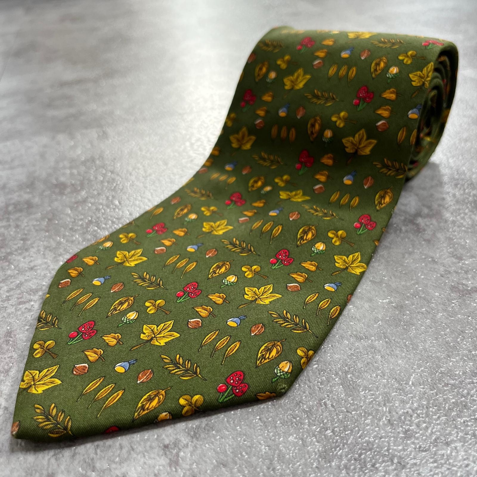 【Salvatore Ferragamo】サルヴァトーレフェラガモ どんぐり ドングリ 木の実 紅葉 リーフ 植物柄 総柄 ネクタイ シルク100% メンズ カーキ