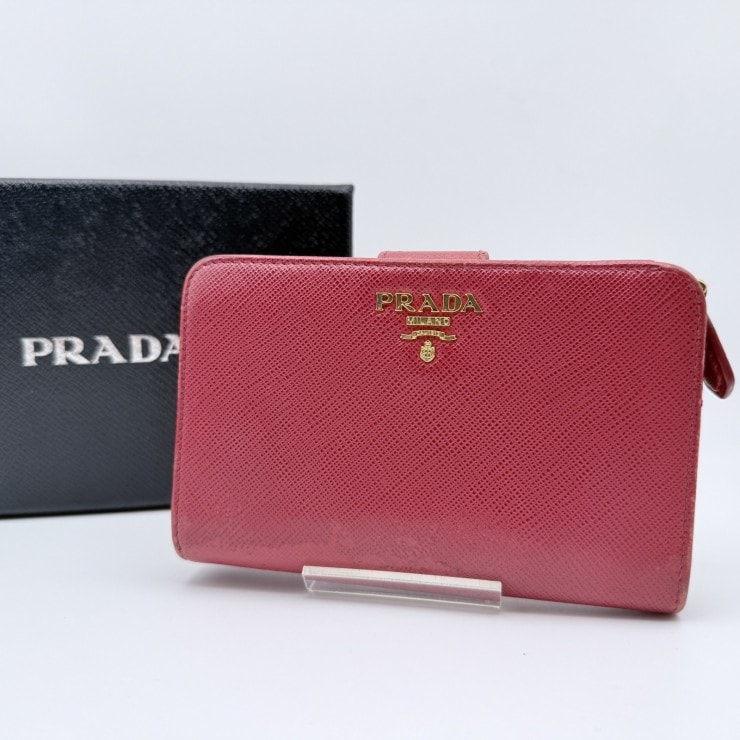 PRADA(プラダ)サフィアーノレザー 二つ折り財布 ピンク ゴールドトーン金具 1ML225 FUOCO レディース ウォレット