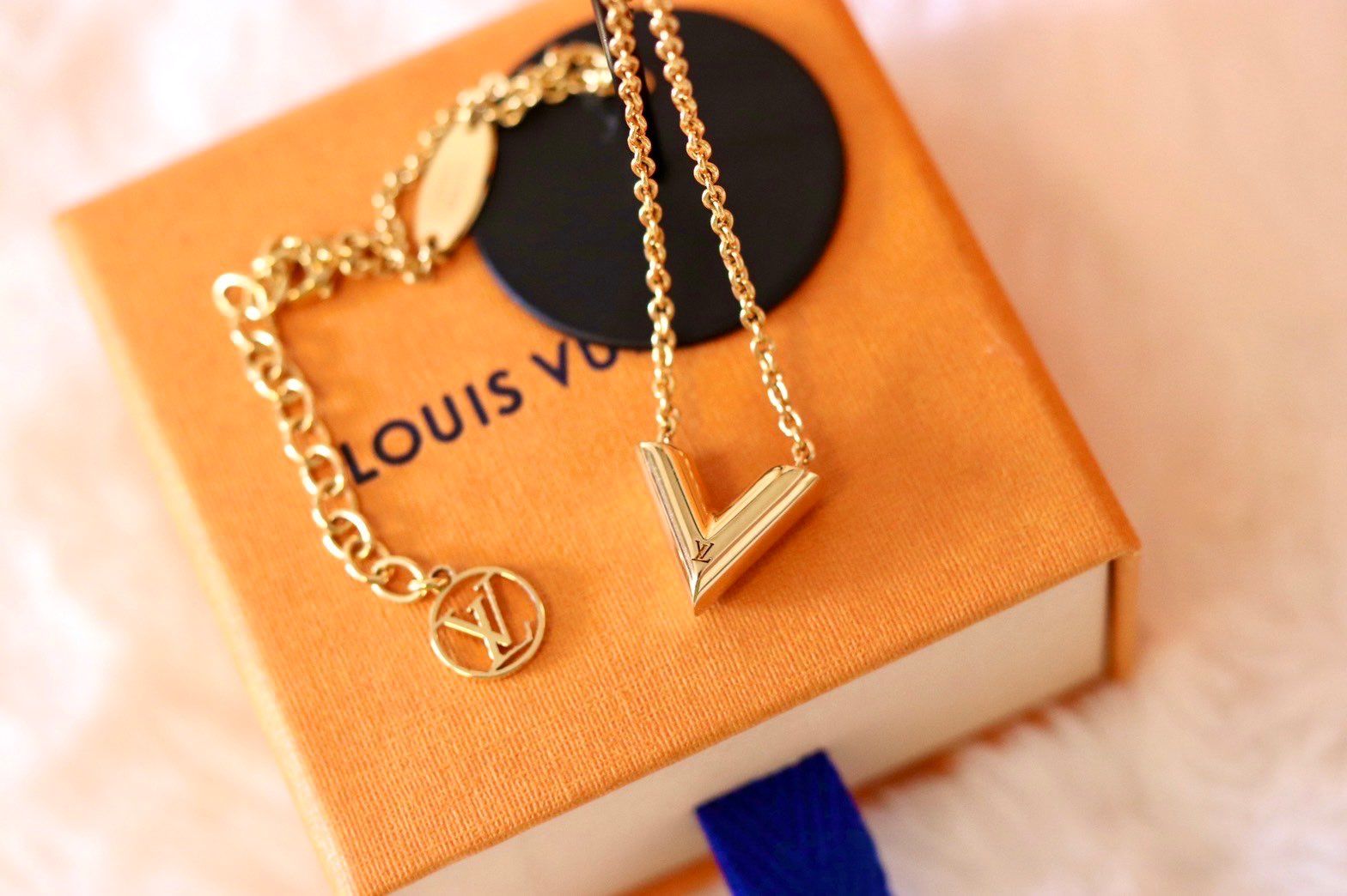 Louis Vuitton Essential V Necklace "Gold"