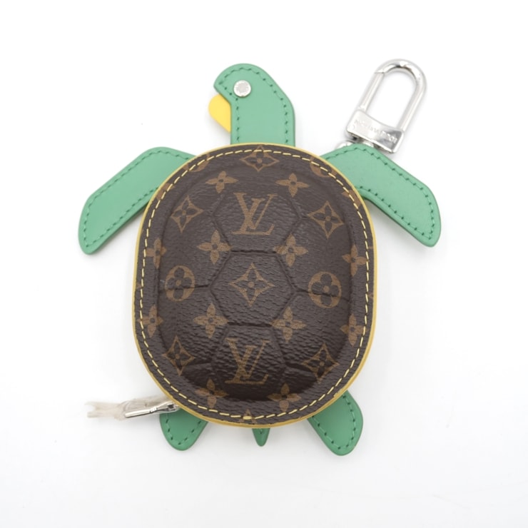 LOUIS VUITTON(ルイヴィトン)キーホルダー・LV タートル バッグチャーム キーホルダー コインケース モノグラム 亀 カメ グリーン イエロー レザー シルバー金具 レディース メンズ M01471【中古】