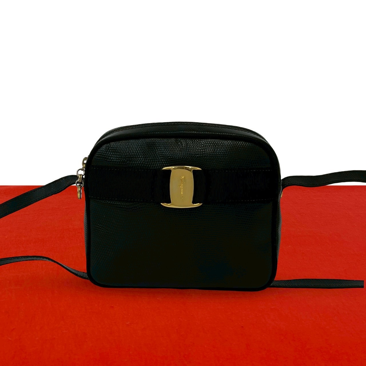 Salvatore Ferragamo サルヴァトーレフェラガモ ヴァラリボン 金具 レザー ショルダーバッグ ブラック
43114