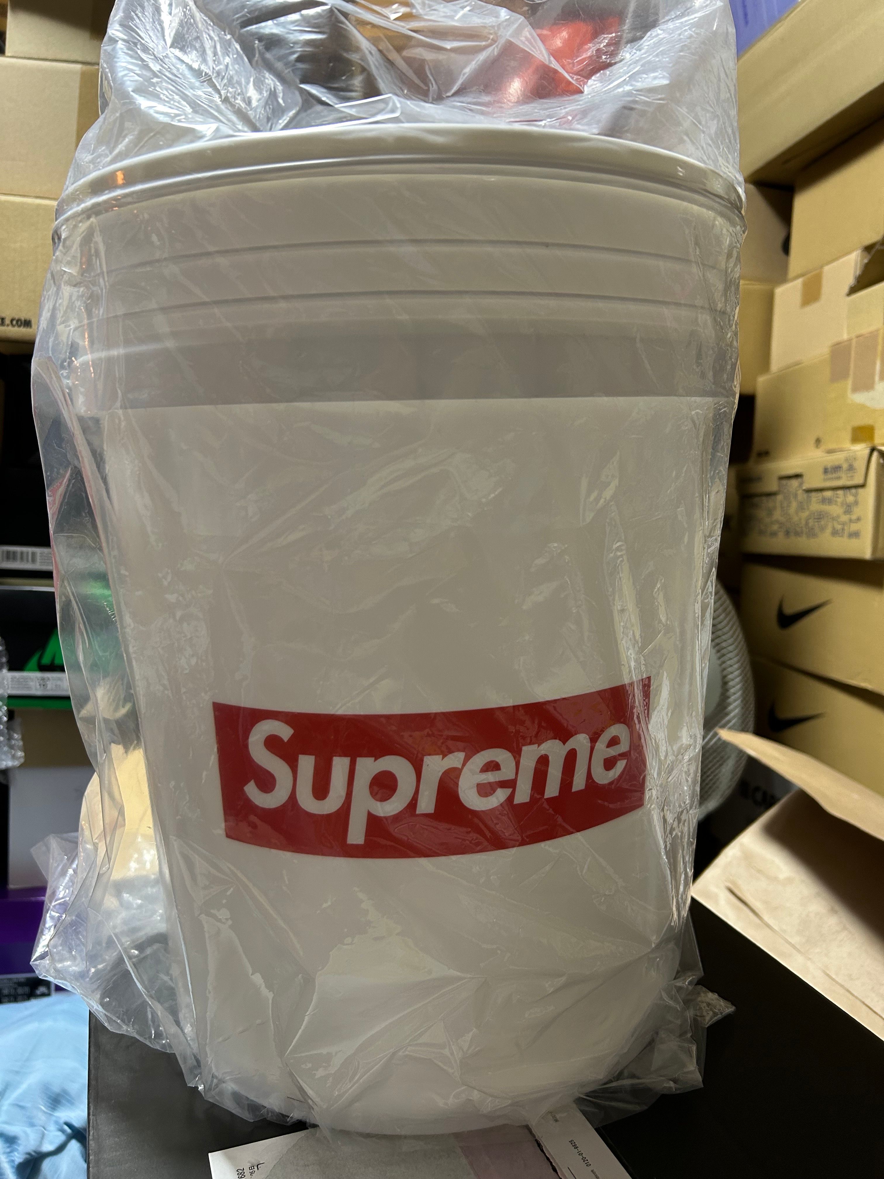 Supreme LEAKTITE 5-GALLON BUCKET バケツ Spring/Summer 2024 Preview – Supreme