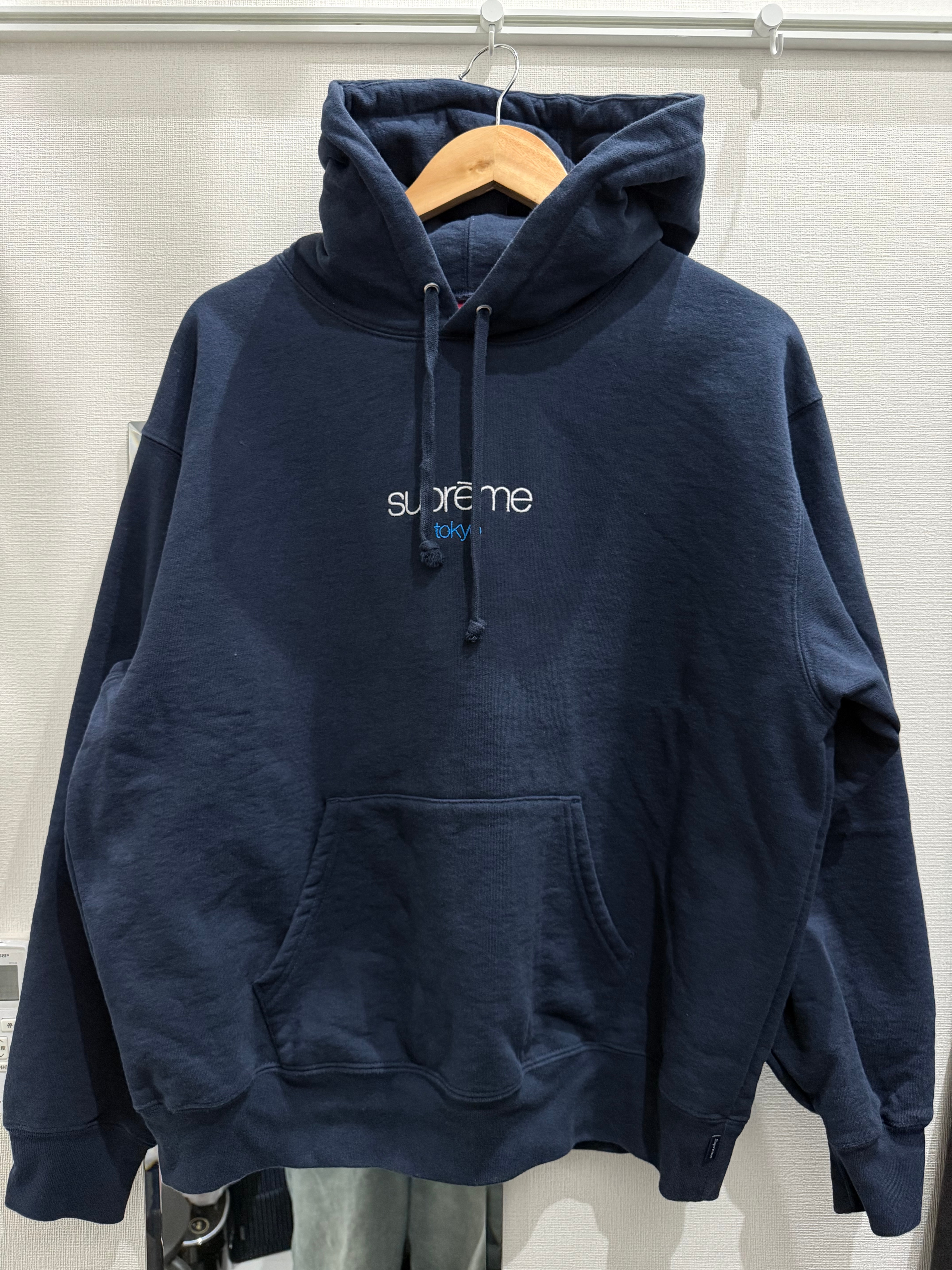 シュプリーム クラシック ロゴ ショップ フード スウェットシャツ (東京) "ネイビー"