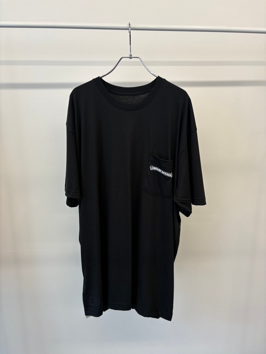 【Chrome Hearts】セントバース限定ポケットクルー白/青プリント