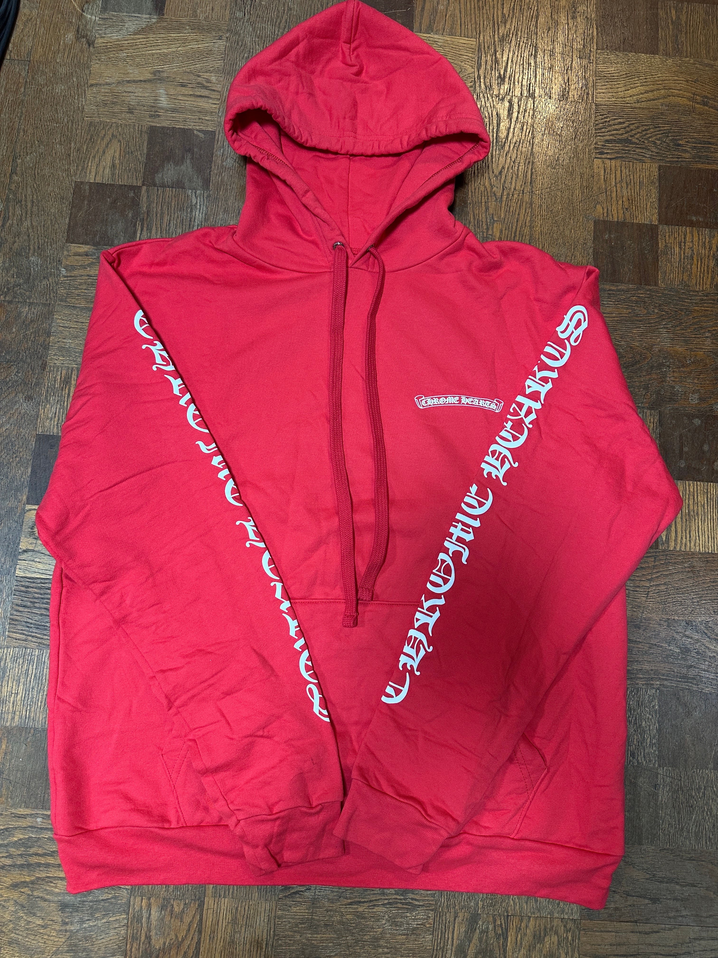 クロムハーツ スクロールロゴ フーディー "レッド/ホワイト"