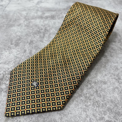 【BURBERRY】ホースロゴ刺繍 幾何学格子柄ネクタイ ブラック ゴールド レッド シルク100% 日本製 メンズ ビジネス フォーマル クラシック