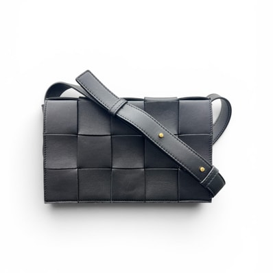 BOTTEGA VENETA 美品 ボッテガヴェネタ カセット マキシ イントレチャート ショルダーバッグ 578004 ICチップ確認済 レザー ブラック ポシェット クロスボディ ユニセックス ABランク 中古 鑑定済