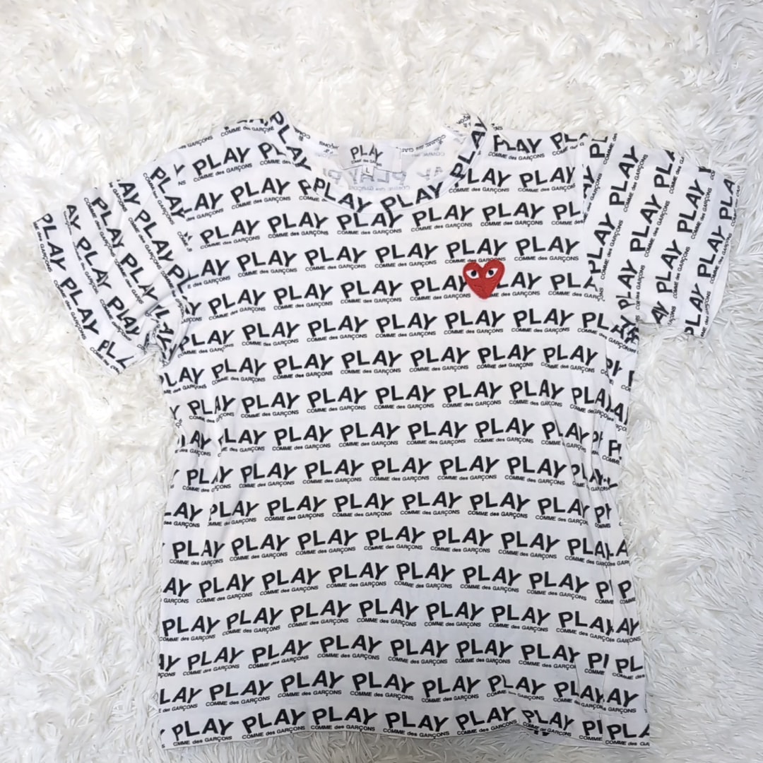 Play Comme des Garçons レディース 全面ロゴTシャツL