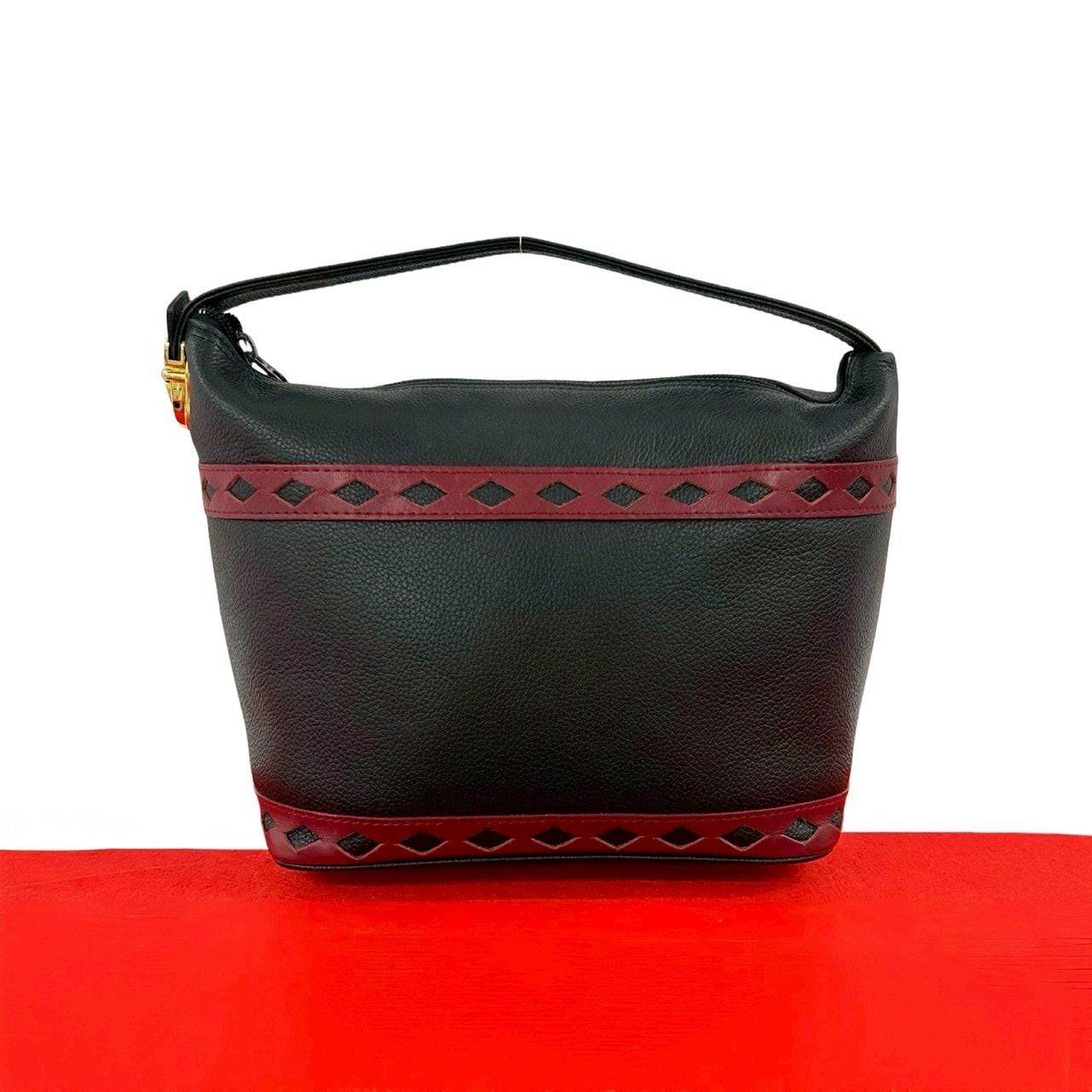 YVES SAINT LAURENT イヴ・サンローラン YSL ロゴ 金具 カットアウト レザー ハンドバッグ ブラック
 05573